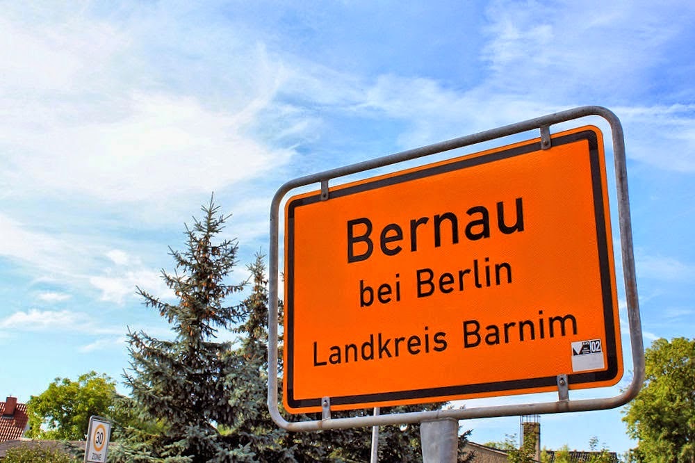 Bernau: Kurzzeitige Sperrung der Ladeburger Straße 66 Ortsschild Bernau