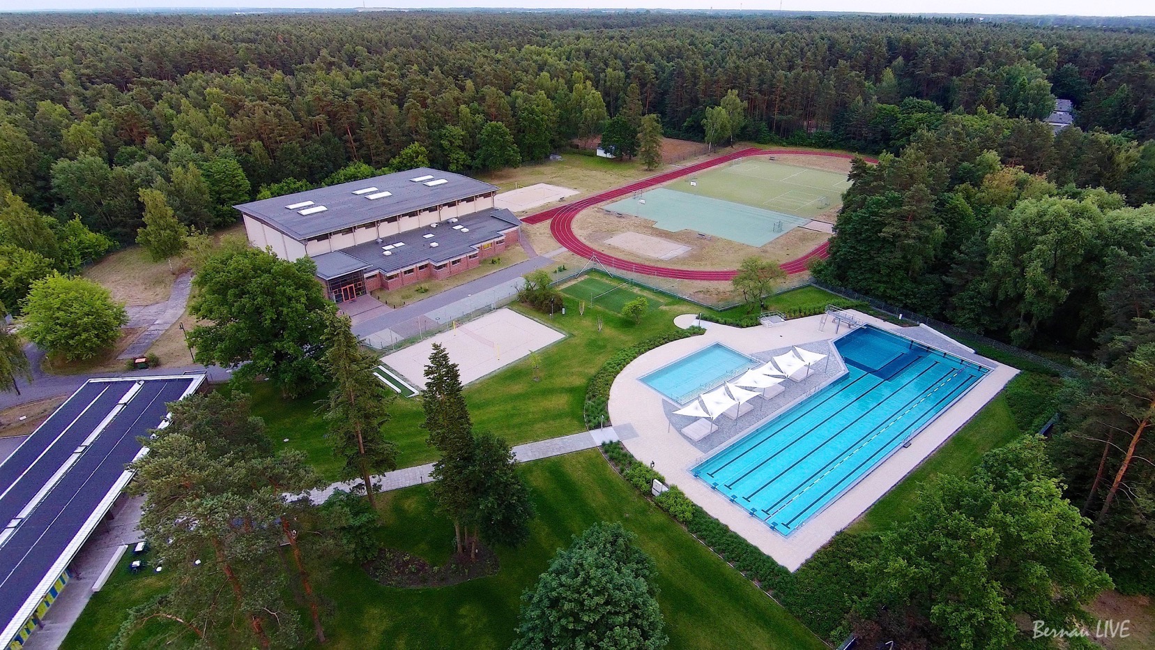 Bernau: Freibad Waldfrieden eröffnet - Plansche erst Mitte Juni 8 Bernau, Waldfrieden, Freibad, Luftaufnahme