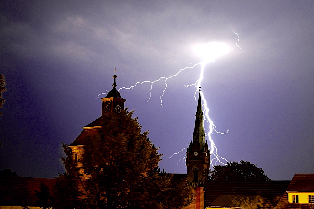 Bernau: Wenn zwei Götter sich streiten... fällt die Uhr aus! 34 Bernau, Blitz, Unwetter, St. Marien Kirche, Bernau LIVE