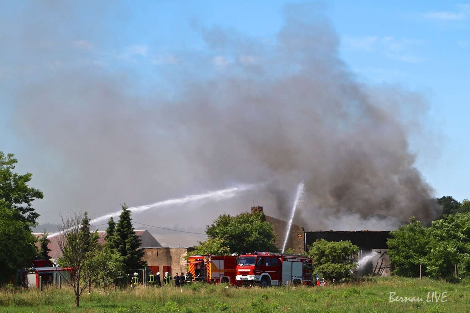 Video: Nachtrag zum Brand in Hirschfelde - Werneuchen 32 Feuer Hirschfelde, Brand Hirschfelde, Grossfeuer Werneuchen, Bernau LIVE, Barnim