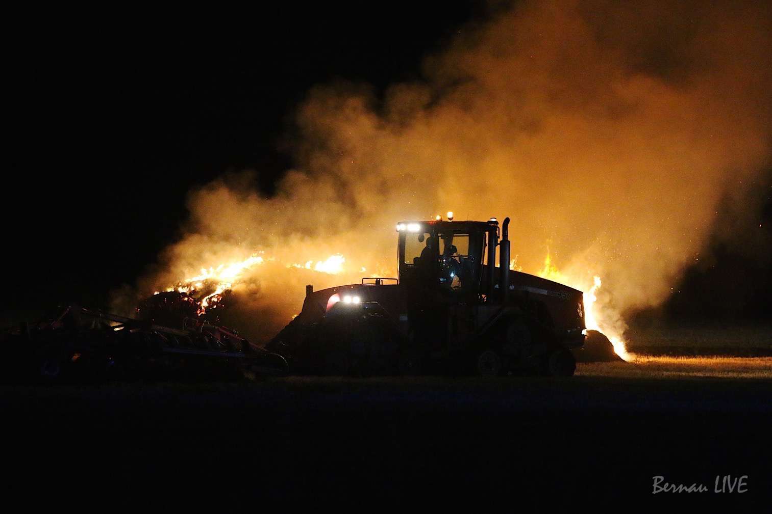 Bernau: Blitzeinschlag in Stroh-Miete 17 Feuerwehr Bernau, Feuerwehr Blumberg, Feuerwehr Ahrensfelde, Bernau,