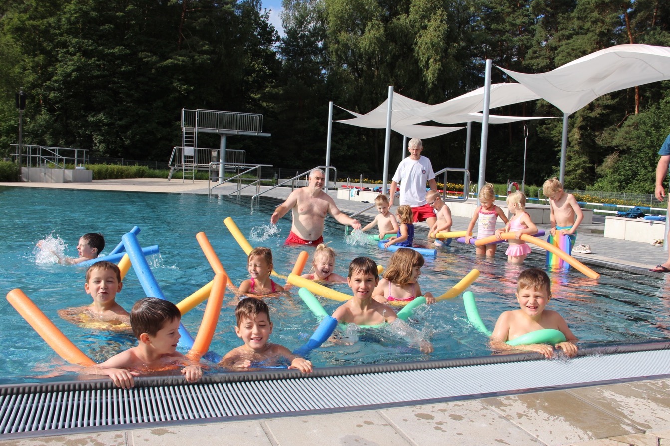 Bernau bei Berlin: "Kitaschwimmen" hat begonnen 3 Bernau bei Berlin, Kitaschwimmen, Freibad Waldfrieden, Sommer, Kita, Ferien, Barnim,