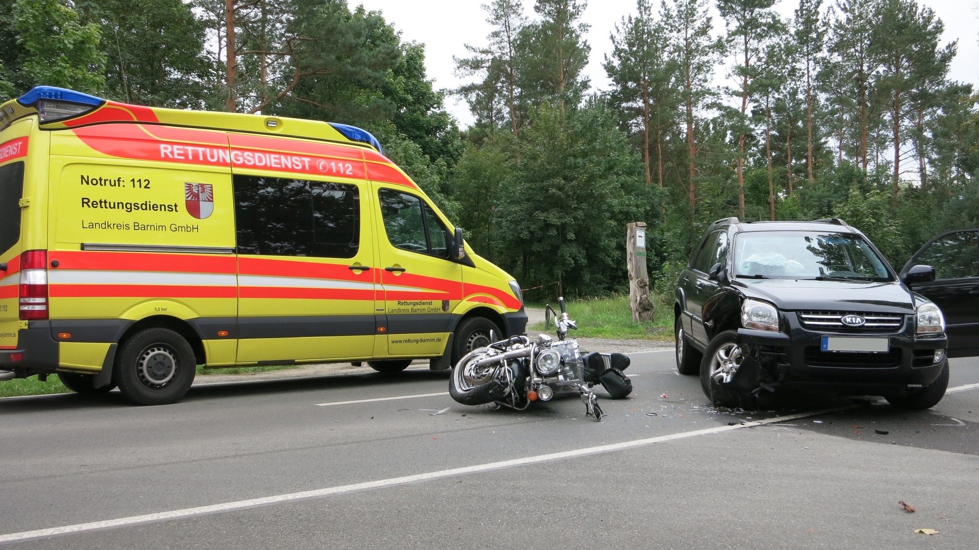 Bernau: Motorradfahrer stirbt bei Unfall 52 Bernau: (...) Hierbei ist ein Motorradfahrer am Donnerstagnachmittag auf der Schönwalder Chaussee kurz hinter dem Ortsausgang Schönow tödlich verunglückt.