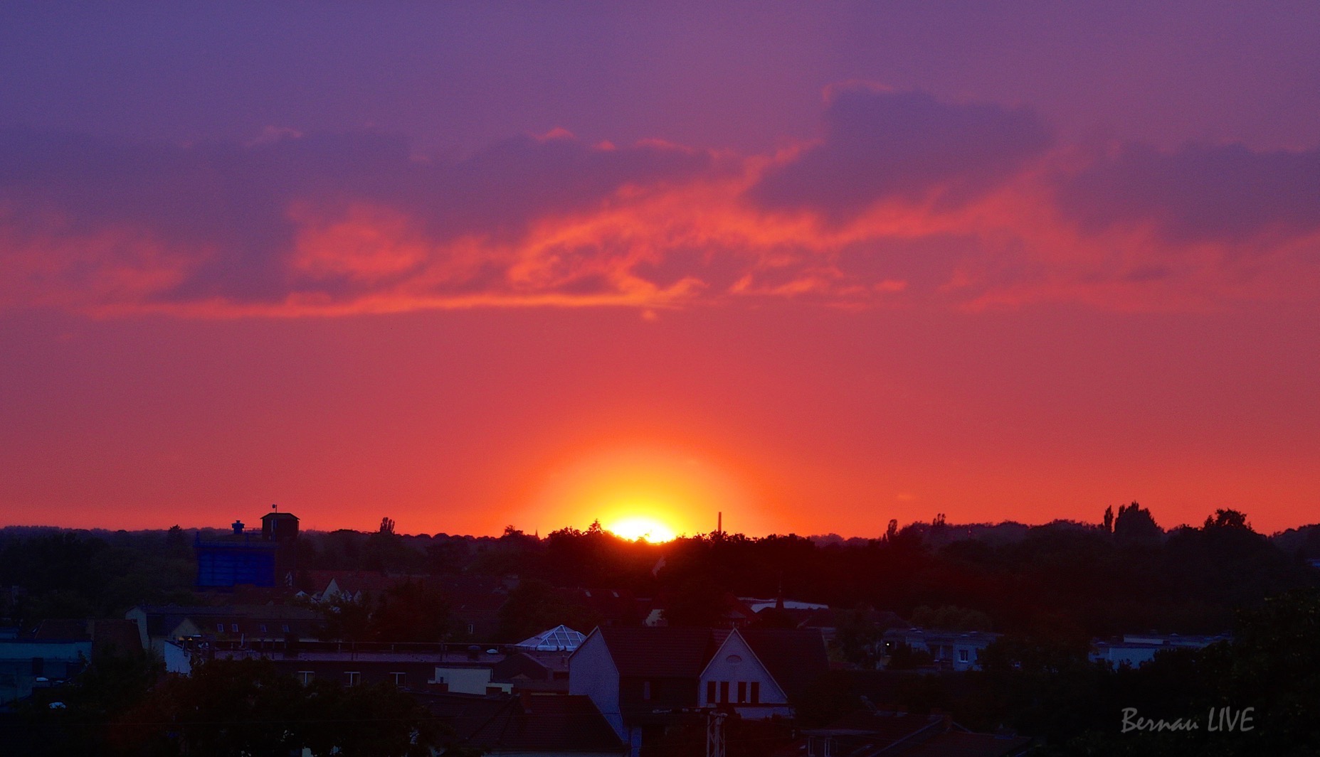 Bernau: Ein bisschen Sonne zum Abend 5 Ein bisschen Sonne zum Abend - So ganz kurz zeigte sich vor wenigen Minuten noch einmal die untergehende Sonne am Horizont von Bernau. Wir wünschen allen Lesern einen ruhigen und entspannten Abend. Foto: Bernau LIVE