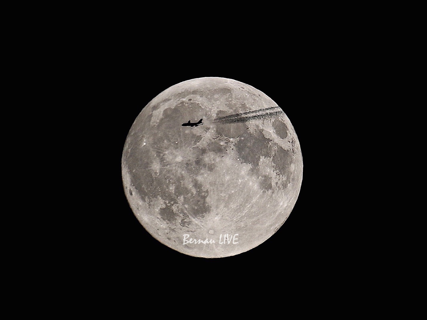 Bernau: Flugzeug im Mond - Unser Bild zur Nacht