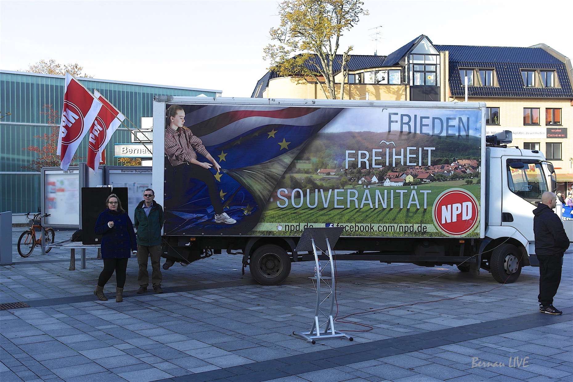 NPD Kundgebung in Bernau - grösseres Auto aber mehr auch nicht! 71 NPD Kundgebung in Bernau - grösseres Auto aber mehr auch nicht!
