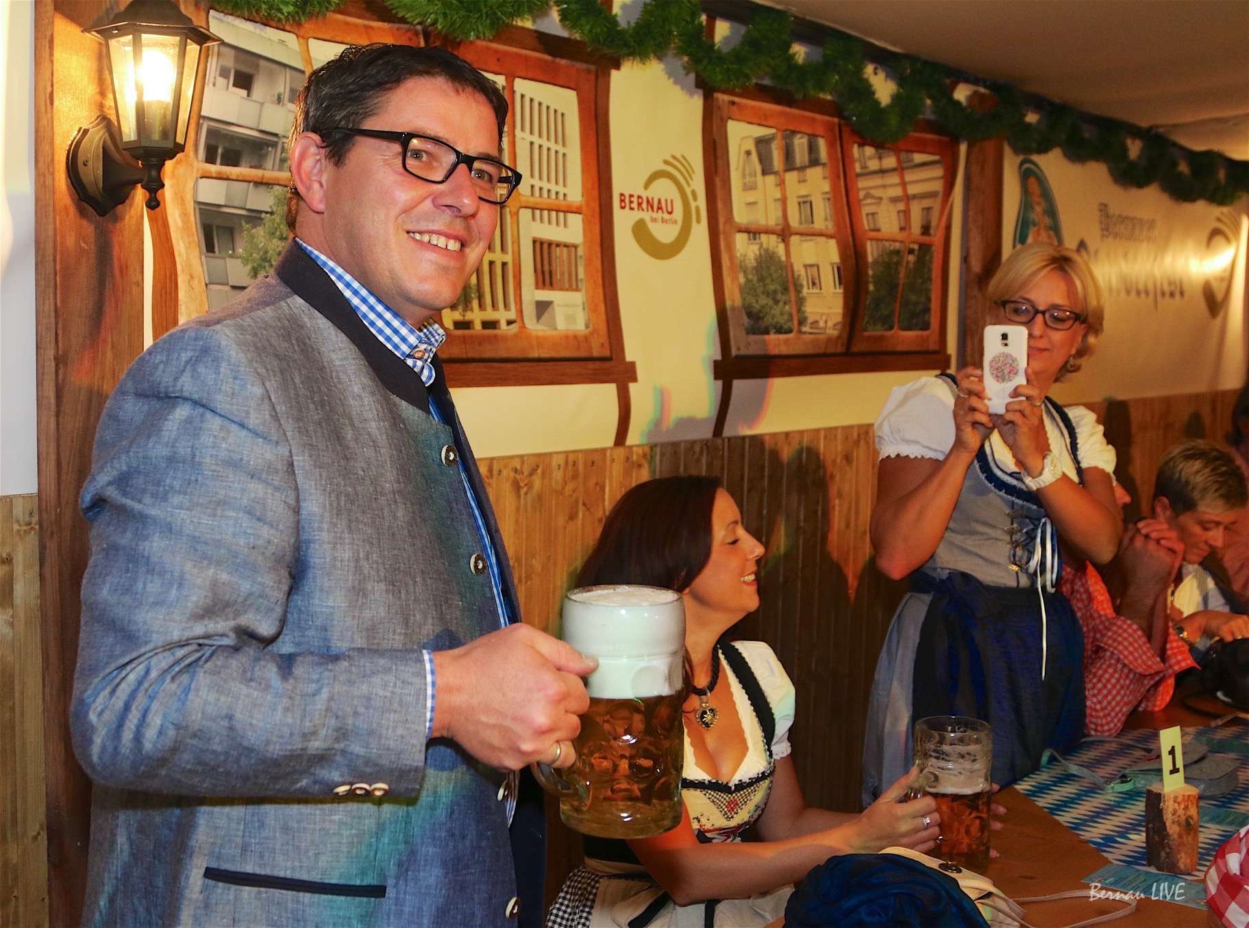 Bernau: O’zapft is! - über 300 Bernauer und Gäste feiern 45 O’zapft is! - über 300 Bernauer und Gäste feiern auf dem Marktplatz von Bernau!