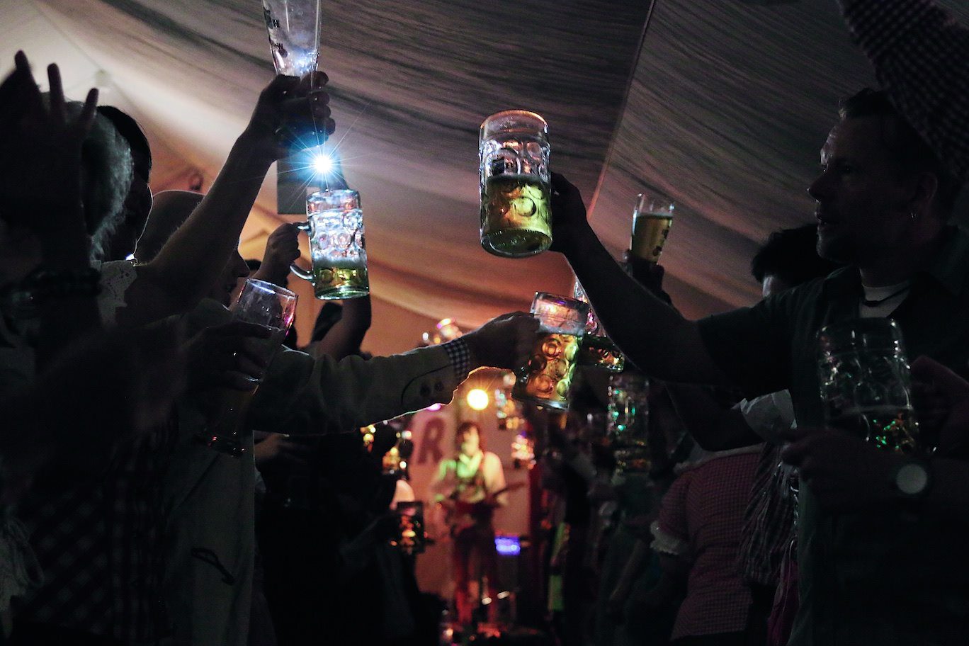 Grosses Oktoberfest auf dem Marktplatz Bernau 21 Stadthalle Bernau - Ein bisschen Oktoberfest zur Mittagspause (Video)