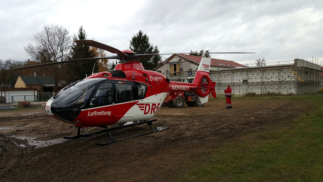 Schönow: Rettungshubschrauber vor neuer Feuerwache 24 Bernau: Rettungshubschrauber vor neuer Feuerwache Schönow