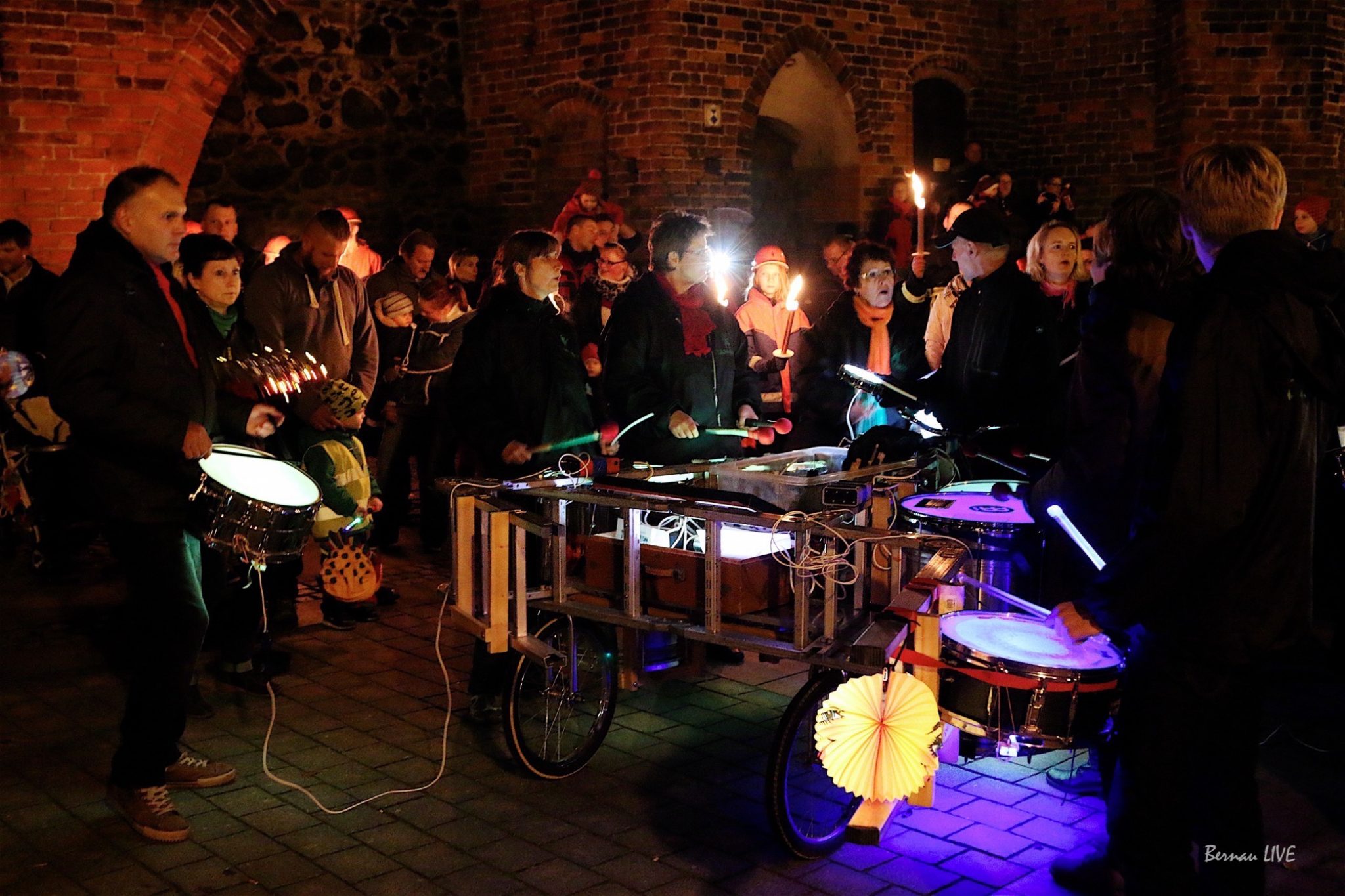 Bernau: Fast 300 Menschen beim Laternenumzug der Kita Angergang 54 Bernau: Fast 300 Menschen beim Laternenumzug der Kita Angergang