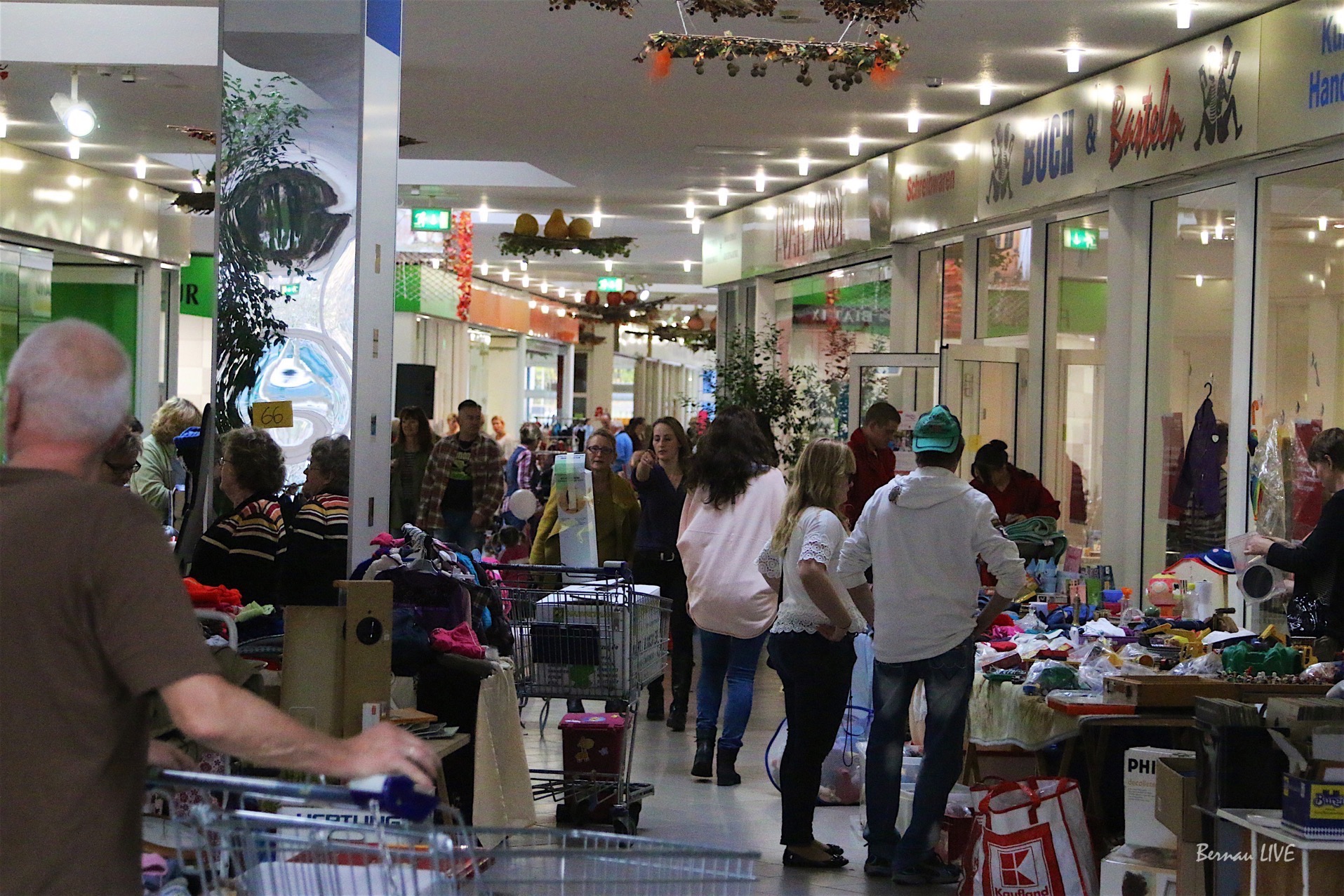 Mehr als 70 Stände beim Indoorflohmarkt im Forum Bernau 35 Samstag: Grosser Indoor-Flohmarkt im Forum Bernau