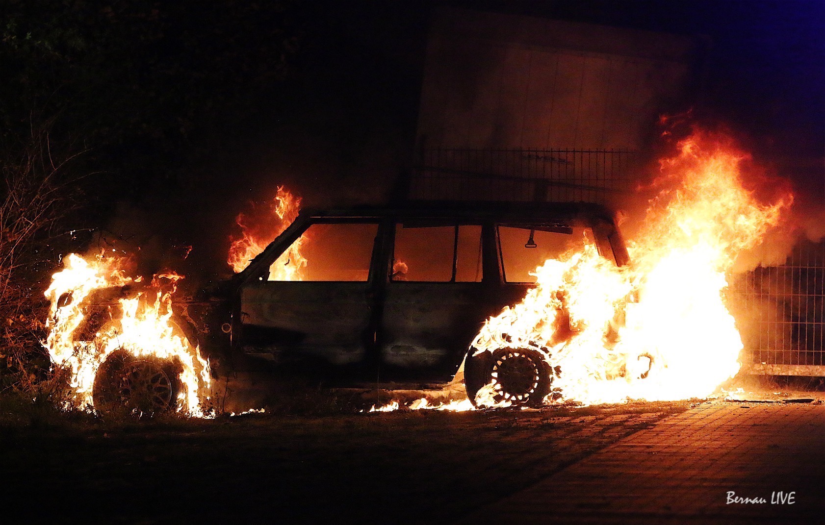 Feuerwehr Bernau: Nächtlicher Feuerwehreinsatz - PKW in Flammen 5 Feuerwehr Bernau: Nächtlicher Feuerwehreinsatz - PKW in Flammen