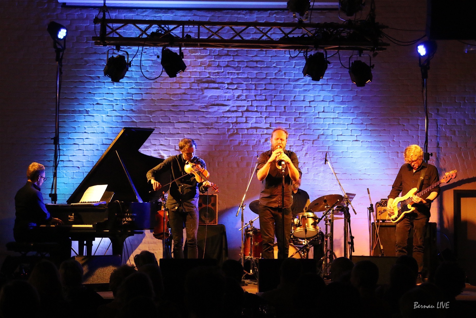 Volles Haus in der Ofenbar Bernau- Kulturherbst mit Mathias Eick & Band 90 Volles Haus im Ofenhaus Bernau - Kulturherbst mit Mathias Eick & Band