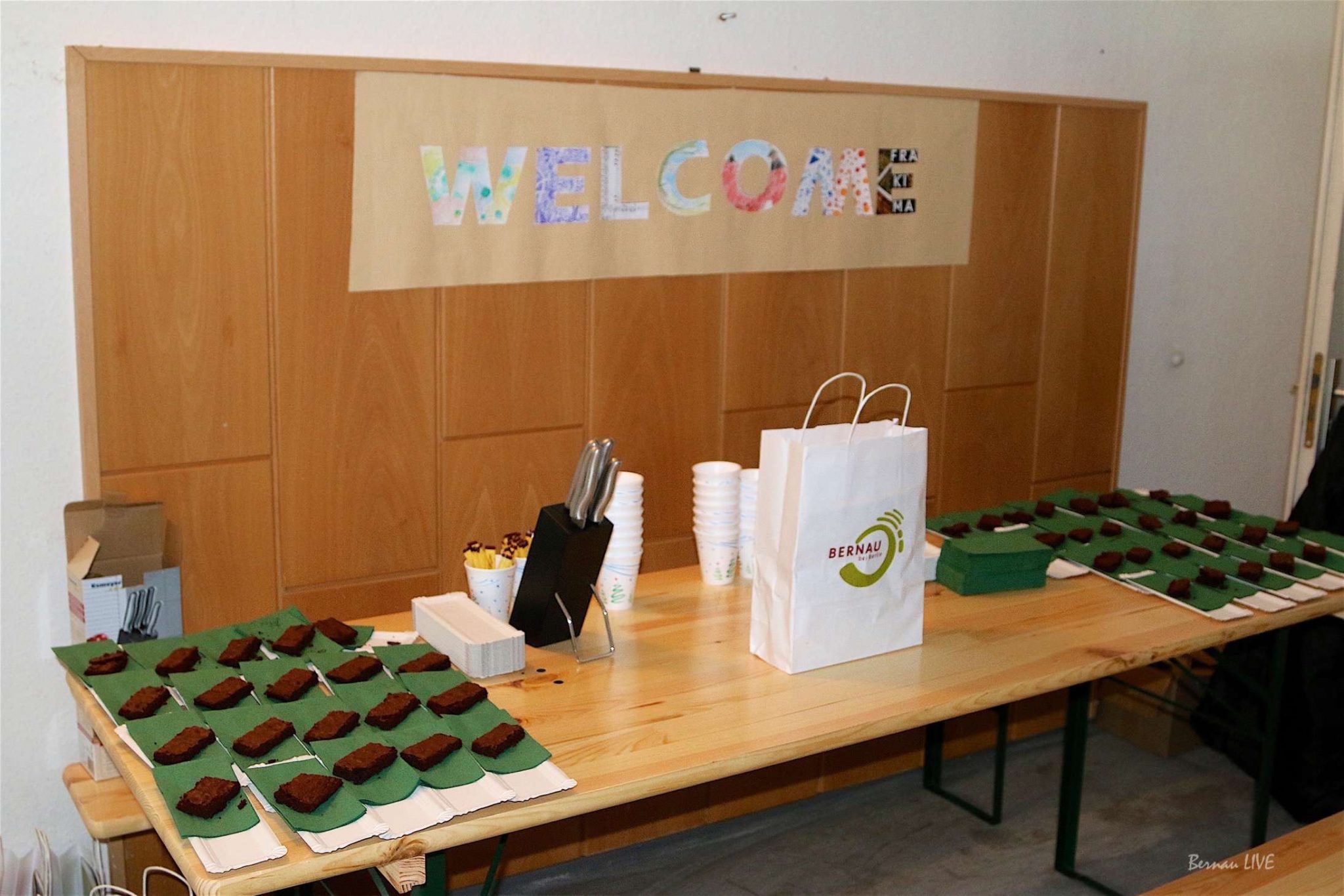 Bernau: 100 Flüchtlinge angekommen - wir waren 8 Stunden dabei 30 Bernau: 100 Flüchtlinge angekommen - wir waren 8 Stunden