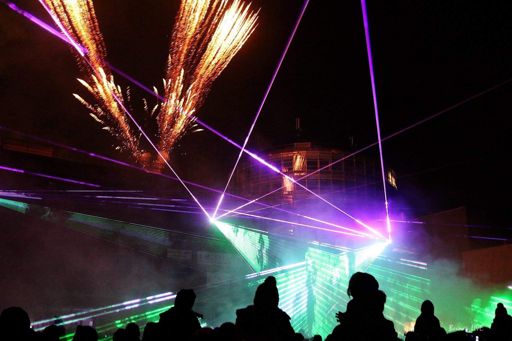 Bahnhofspassage Bernau: Feuerwerk- und Lasershow voller Erfolg 100 Feuerwerk in der Bahnhofspassage Bernau