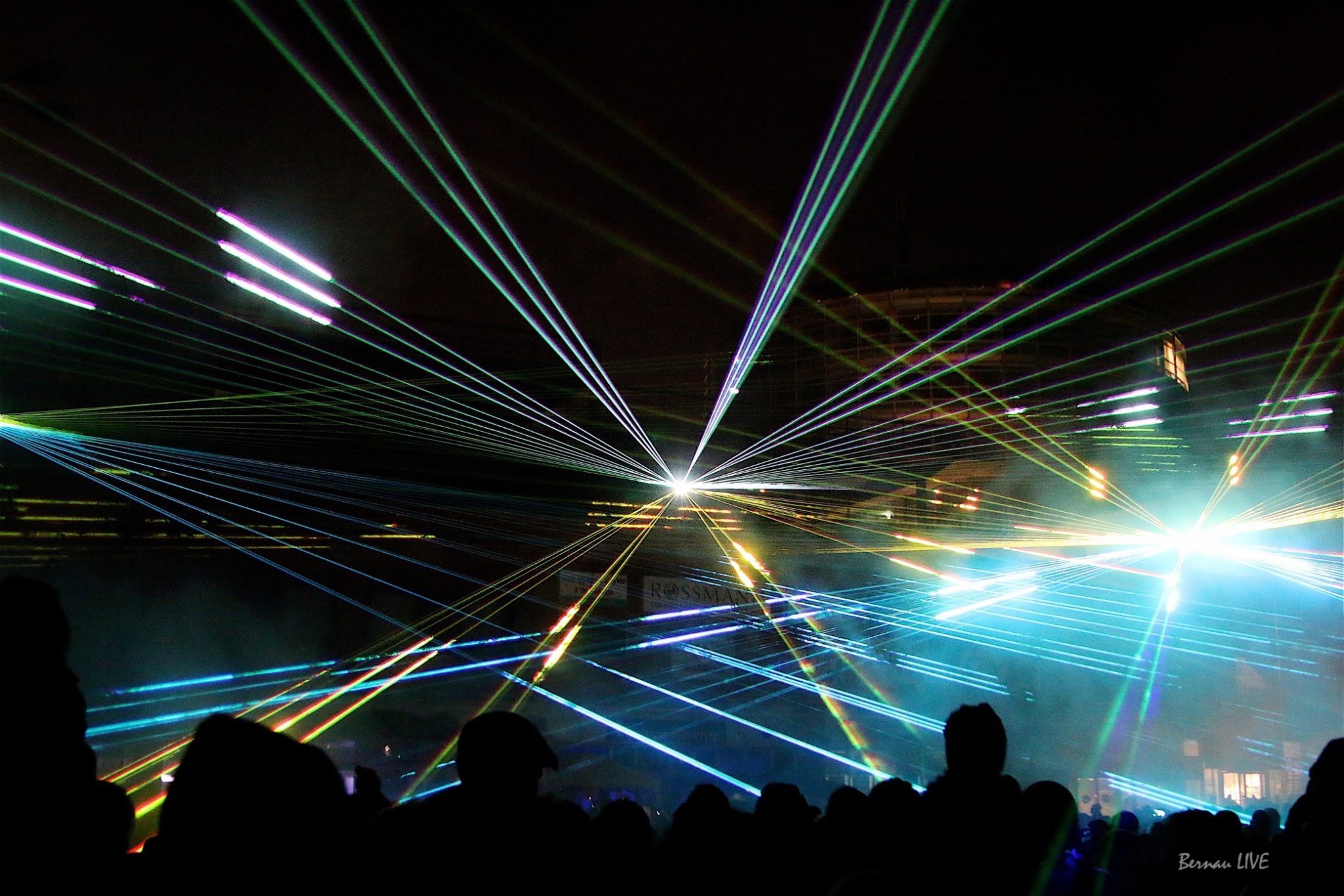 Feuerwerk-Lasershow in der Bahnhofspassage Bernau (Video) 64 Bernau LIVE - Dein Stadtmagazin für Bernau bei Berlin