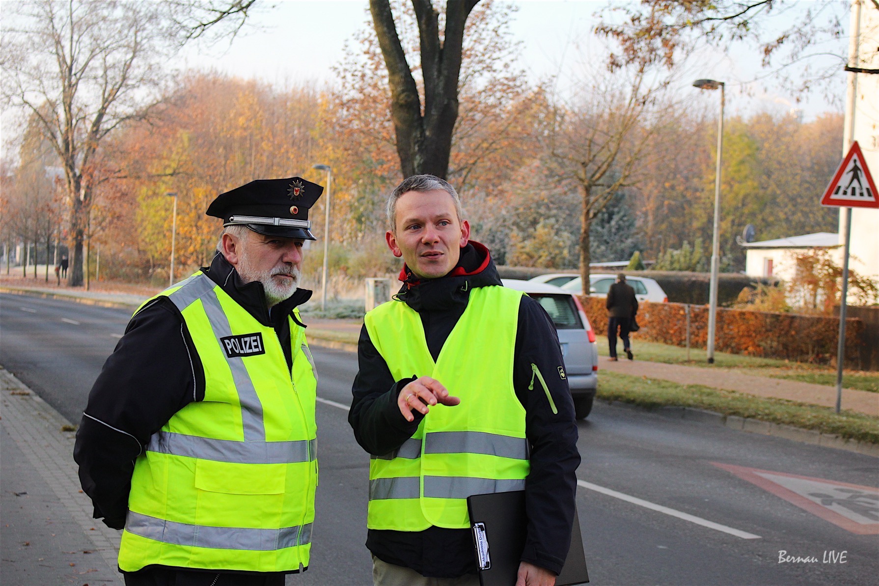 Ladeburg: (Schul) Verkehrschaos an der Ladeburger Chaussee 41 Bernau - Ladeburg_: Morgendliches (Schul) Verkehrschaos an der Ladeburger Chaussee