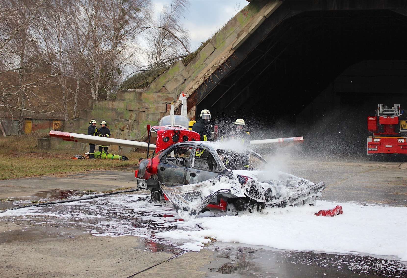 Feuerwehr Eberswalde: "Flugzeugunfall - Zusammenstoß Flugzeug mit PKW - Feuer" 51 Feuerwehr Eberswalde: "Flugzeugunfall - Zusammenstoss Flugzeug mit PKW - Feuer"