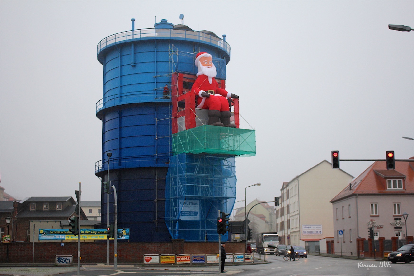 Bernau: Damit wir solche Bilder nicht wieder sehen! Weihnachtsmann am Gaskessel 140 Bernau LIVE - Dein Stadtmagazin für Bernau bei Berlin