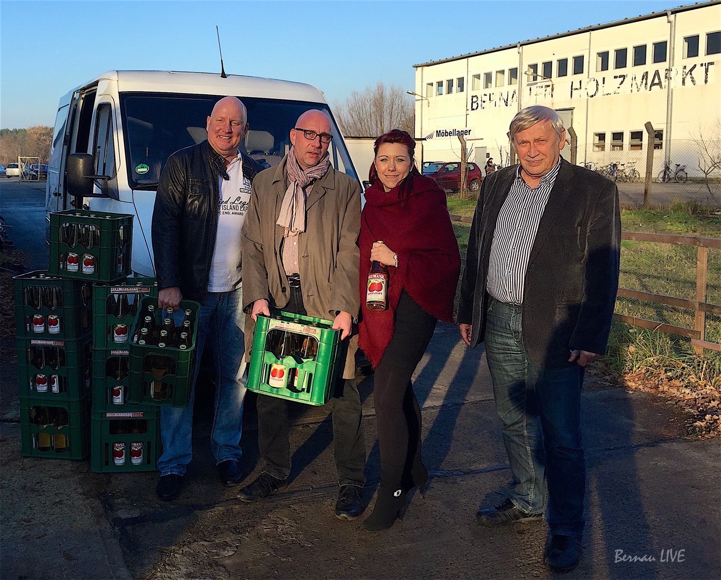 500 Flaschen Apfelsaft an die Bernauer Tafel übergeben 15 Bernauer Tafel
