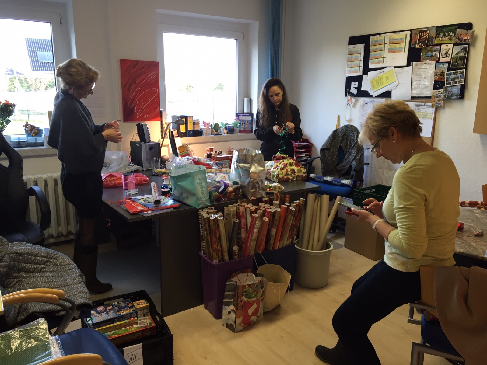 Weihnachtsgeschenke verpacken für die Tafelweihnachtsfeiern 36 Tafelweihnachtsfeier Bernau