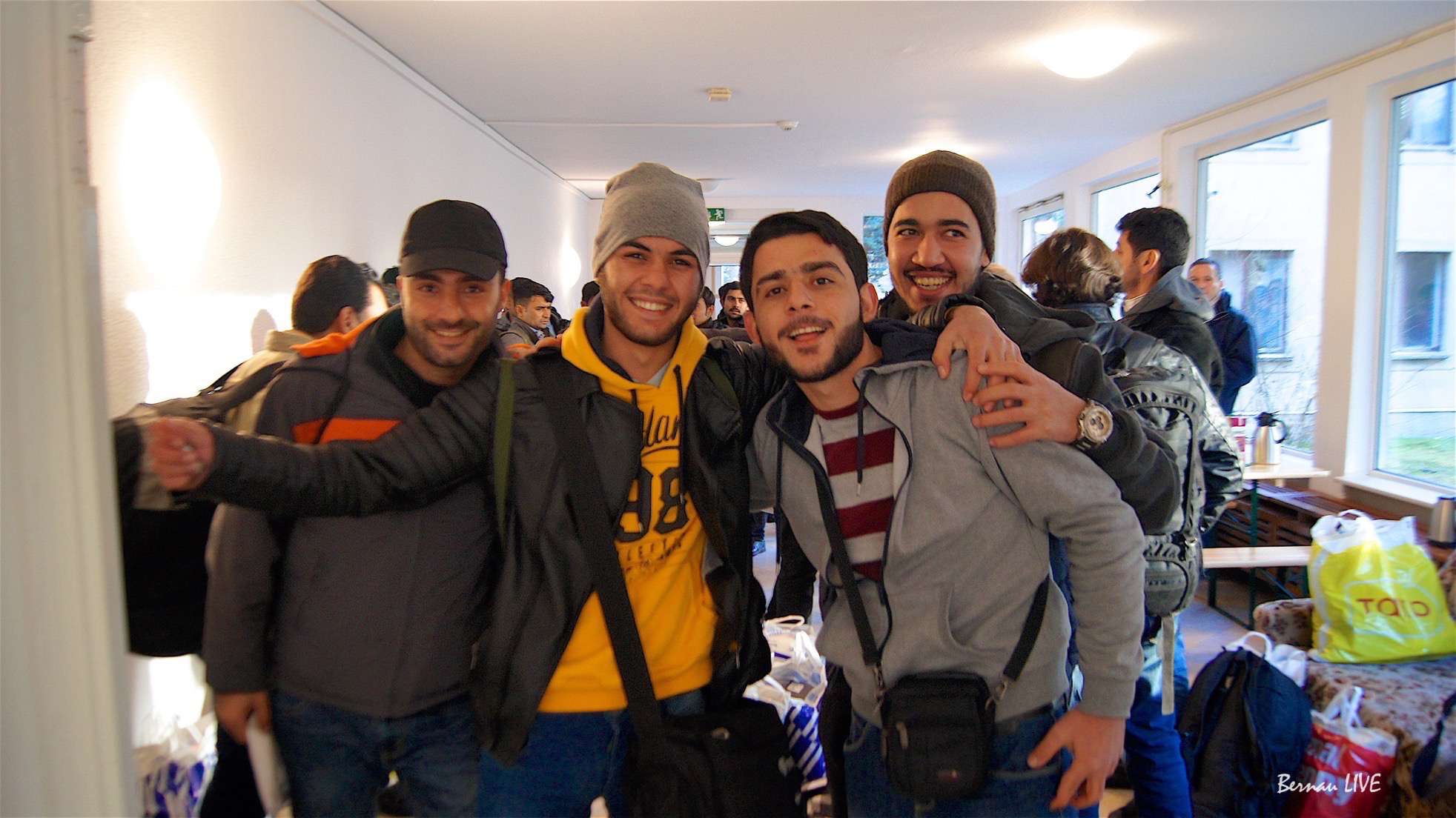 Willkommen (ترحيب) - Erste von 160 neuen Flüchtlingen in Bernau 47 Flüchtlinge Bernau