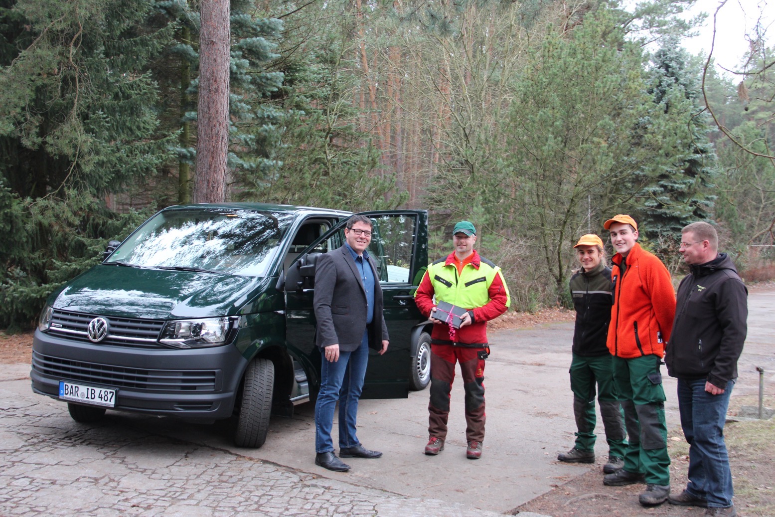 Neues Fahrzeug an städtischen Forstarbeiter Bernau übergeben 10 Forstarbeiter Bernau