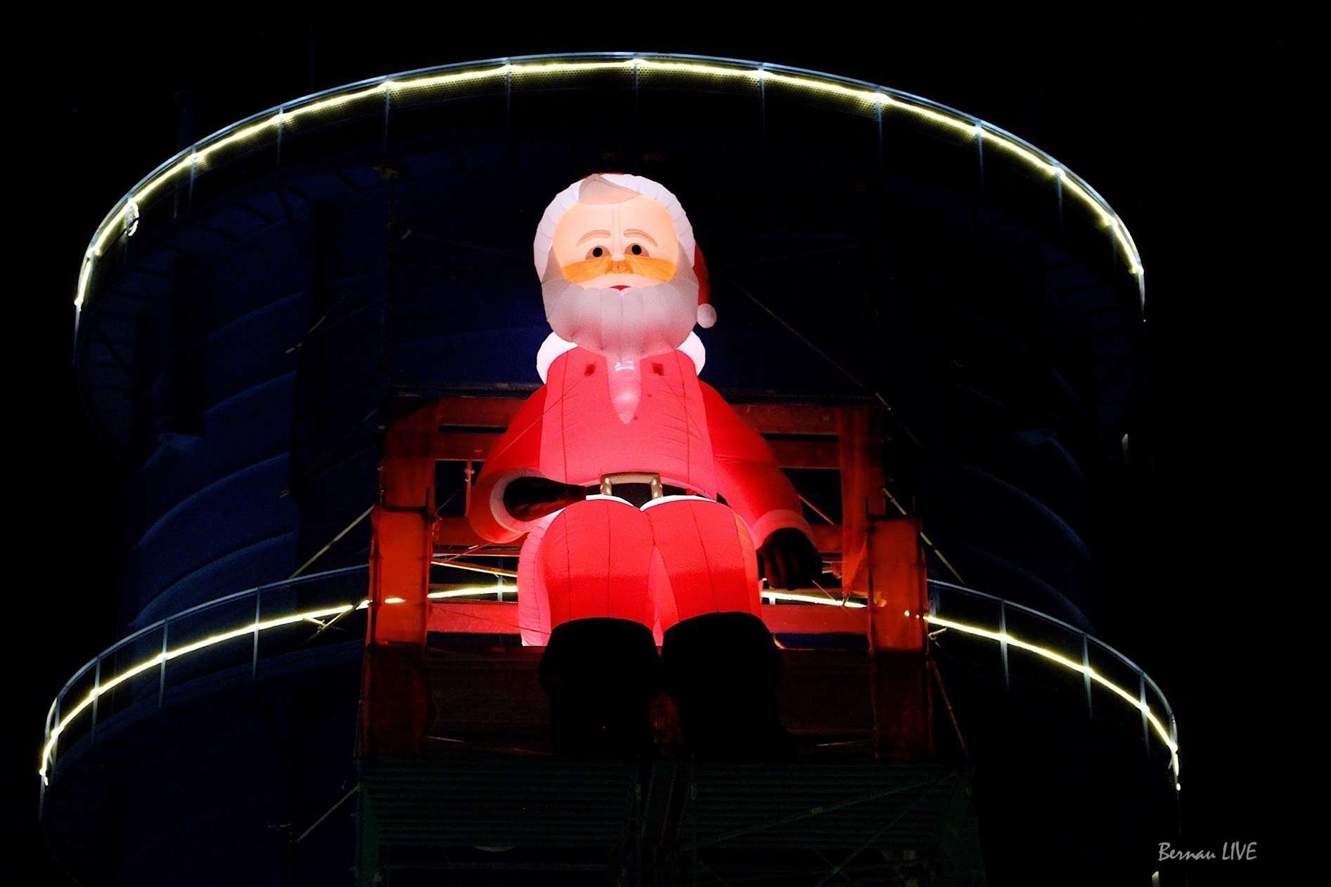 Bernau: Unser Weihnachtsmann am Gaskessel leuchtet 8 Bernauer Weihnachtsmann