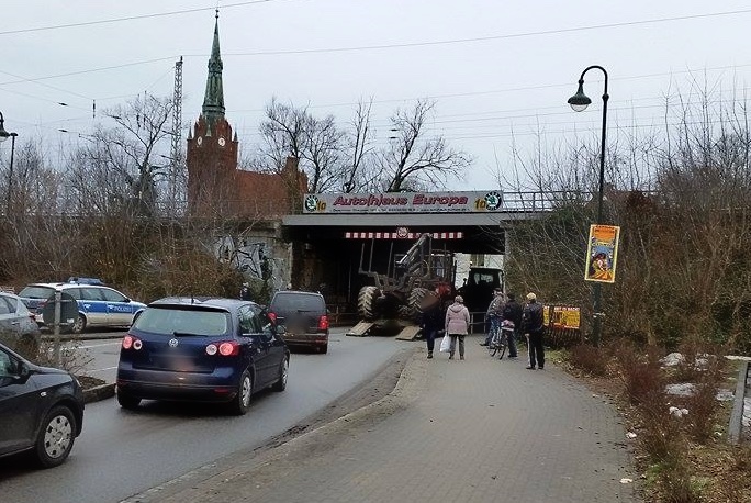 Bernau: Bagger passte nicht durch die Brücke 39 Bernau - Bagger unter Brücke