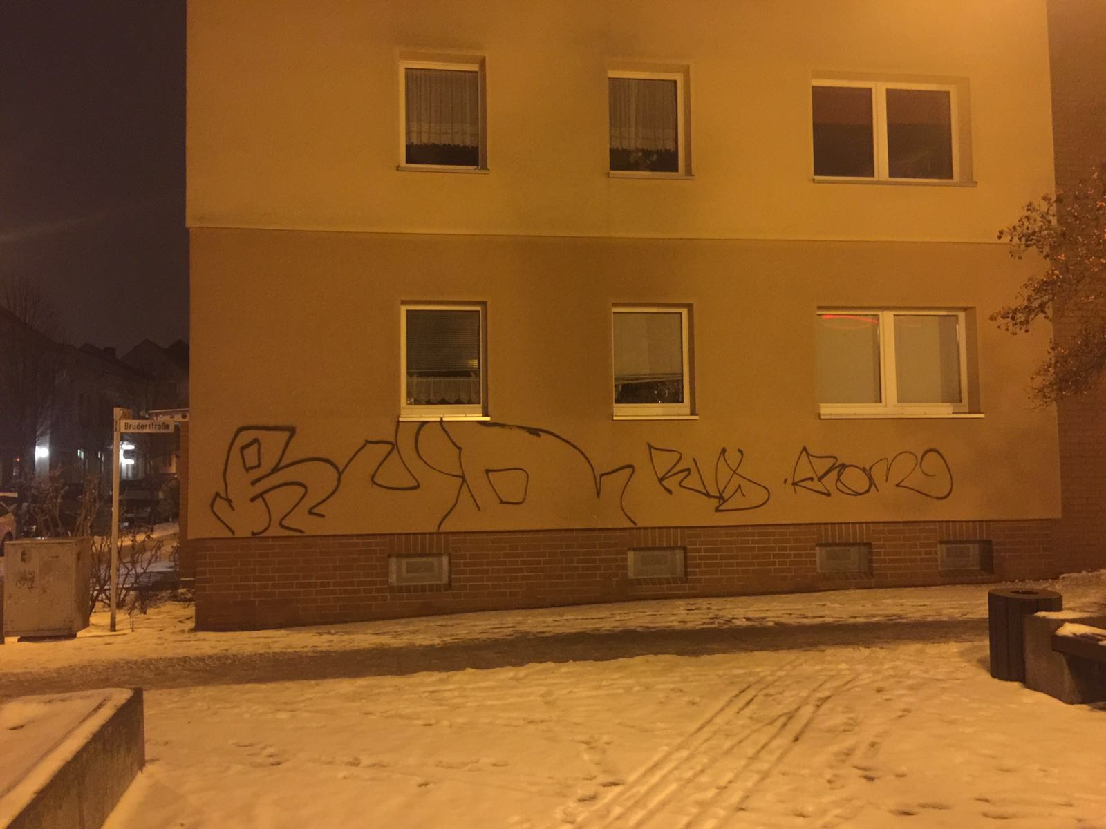 Bernau: Sinnlose Schmierereien an der Brüderstrasse 62 Bernau - Graffiti