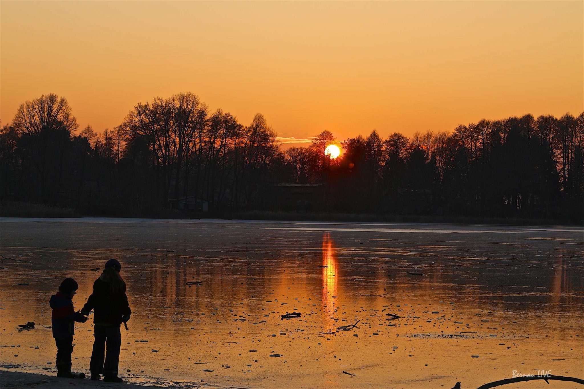 Bernau: Frostig schöner Sonnenuntergang am Gorinsee 7 Bernau: Frostig schöner Sonnenuntergang am Gorinsee - Vor wenigen Minuten versank die Sonne am schon vereisten Gorinsee
