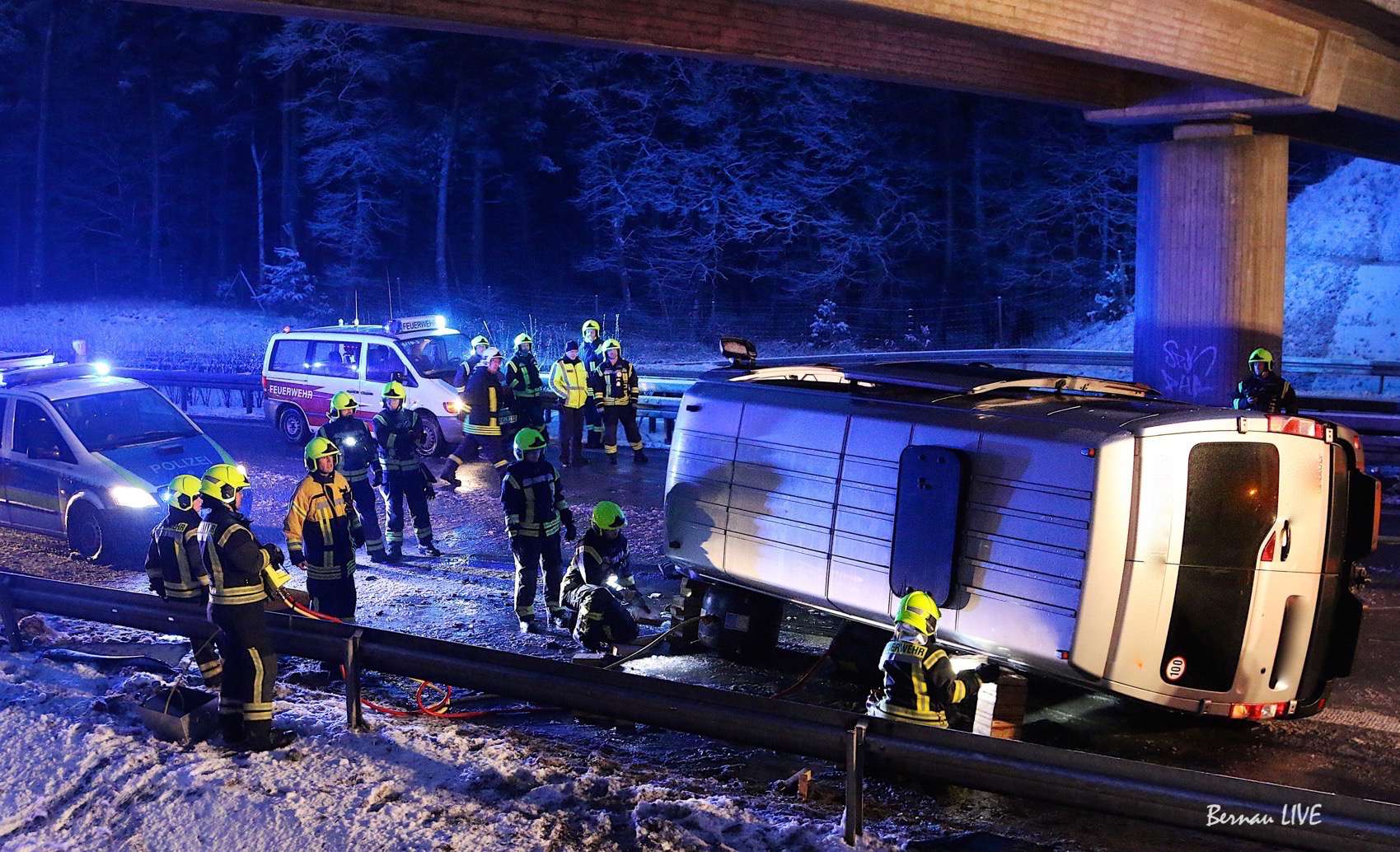 Bernau - Wandlitz: Verkehrsunfall auf der BAB 11 - Kleinbus umgekippt 93 Bernau: Unfall A11 Wandlitz - Bernau-Nord