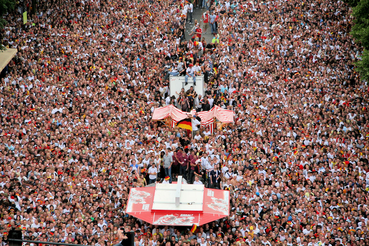 Grosser Flashmob auf dem Martplatz in Bernau 12 Am Samstag, den 27. Februar veranstalten wir zusammen mit etwa 200 Mitgliedern der Eastside Fun Crew einen großen musikalischen Flashmob auf dem Bernauer Marktplatz.