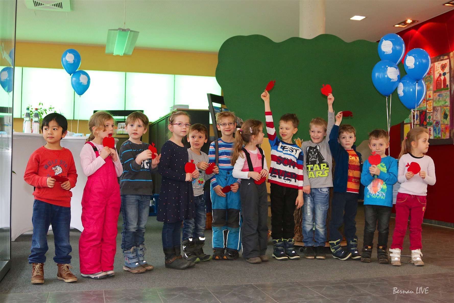 Happy Birthday - 25 Jahre Stadtwerke Bernau 3 Heute vor genau 25 Jahren wurden die Stadtwerke Bernau gegründet. Mit einem ganz besonderen Wunschbaum sowie einem Geburtstagsständchen des Kindergartens "Angergang" startete Geschäftsführerin Bärbel Köhler heute Vormittag in das Jubiläumsjahr.