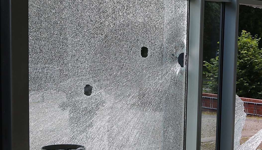 Bernau: Scheiben an Schule zerstört - Polizei bittet um Mithilfe 35 Bernau: Scheiben an Schule zerstört - Polizei bittet um Mithilfe