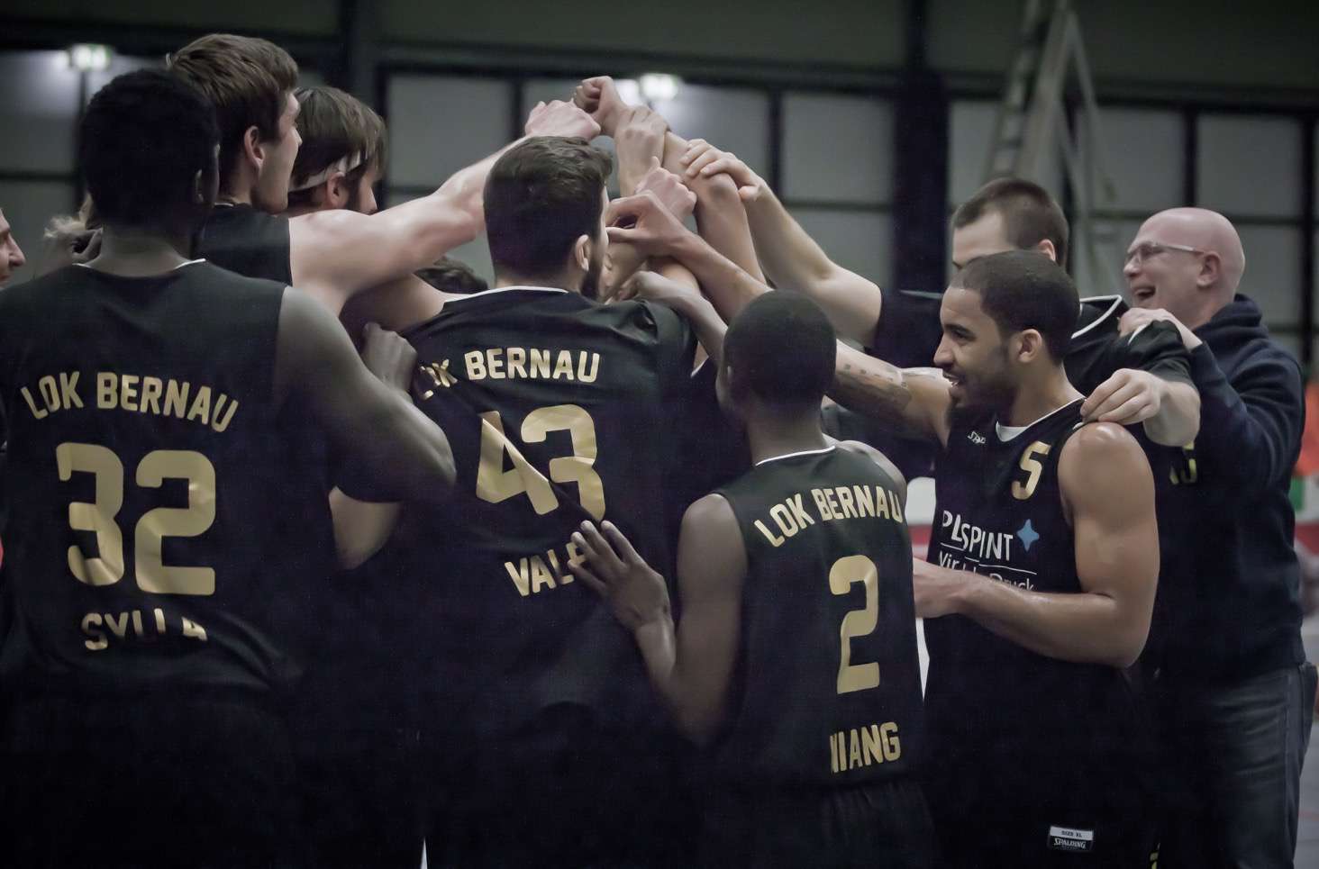 Basketball: Lok Bernau gewinnt Topspiel in Aschersleben 5 Lok Bernau: Erstes Playoff-Heimspiel in der Mercedes-Benz Arena