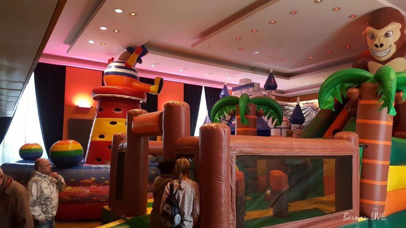 Abenteuer - Hüpfburg-Wetter in der Stadthalle Bernau 57 Hüpfburgen Abenteuer Park Bernau