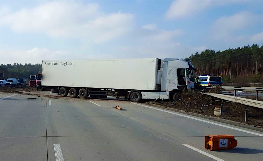 Bernau - BAB 10 – Schwerer LKW - Verkehrsunfall 11 Unfall BAB 10