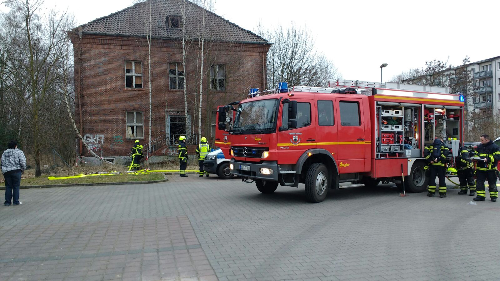 Bernau: Brand an der Schwanebecker Chaussee 14 Bernau: Feuerwehr in der Schwanebecker Chaussee