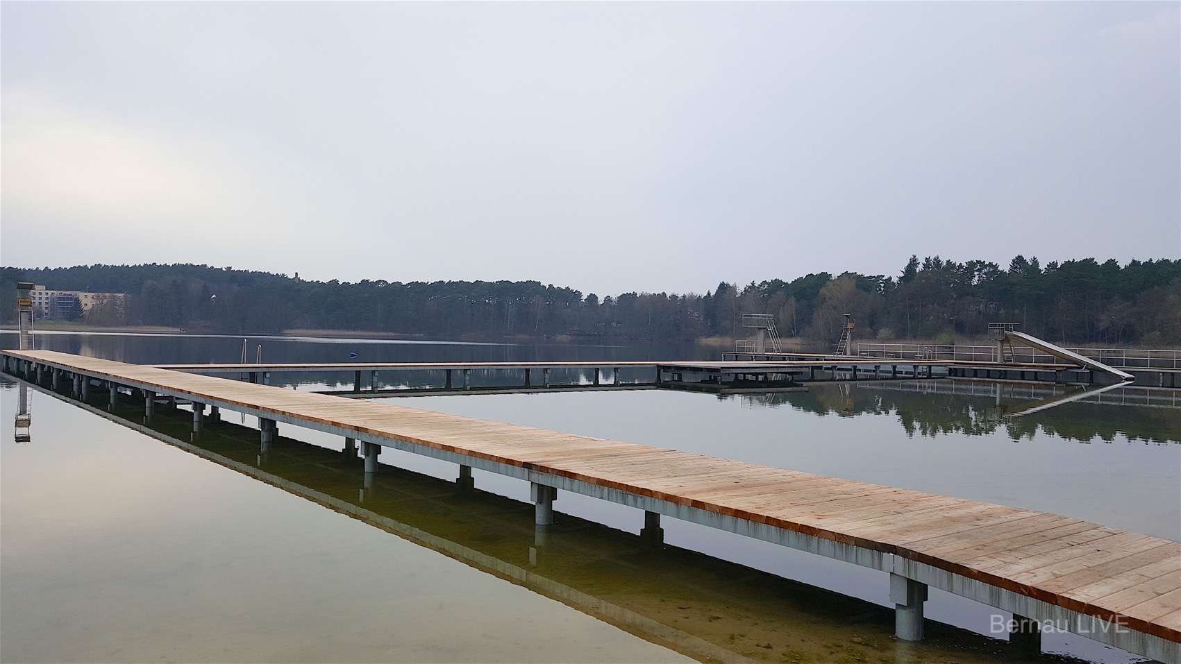 Strandbad Wukensee: Bretter, die den Steg bedeuten 3 Strandbad Wukensee - Steganlage