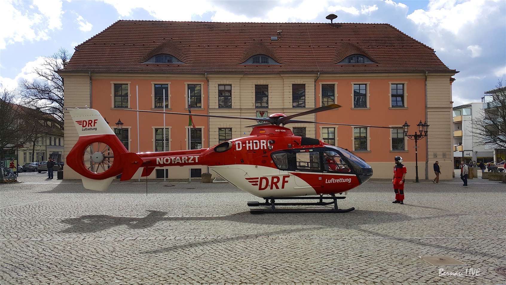 Rettungshubschrauber Christoph 64 auf dem Marktplatz Bernau 14 DRF Luftrettung: Christoph 64 auf dem Marktplatz Bernau
