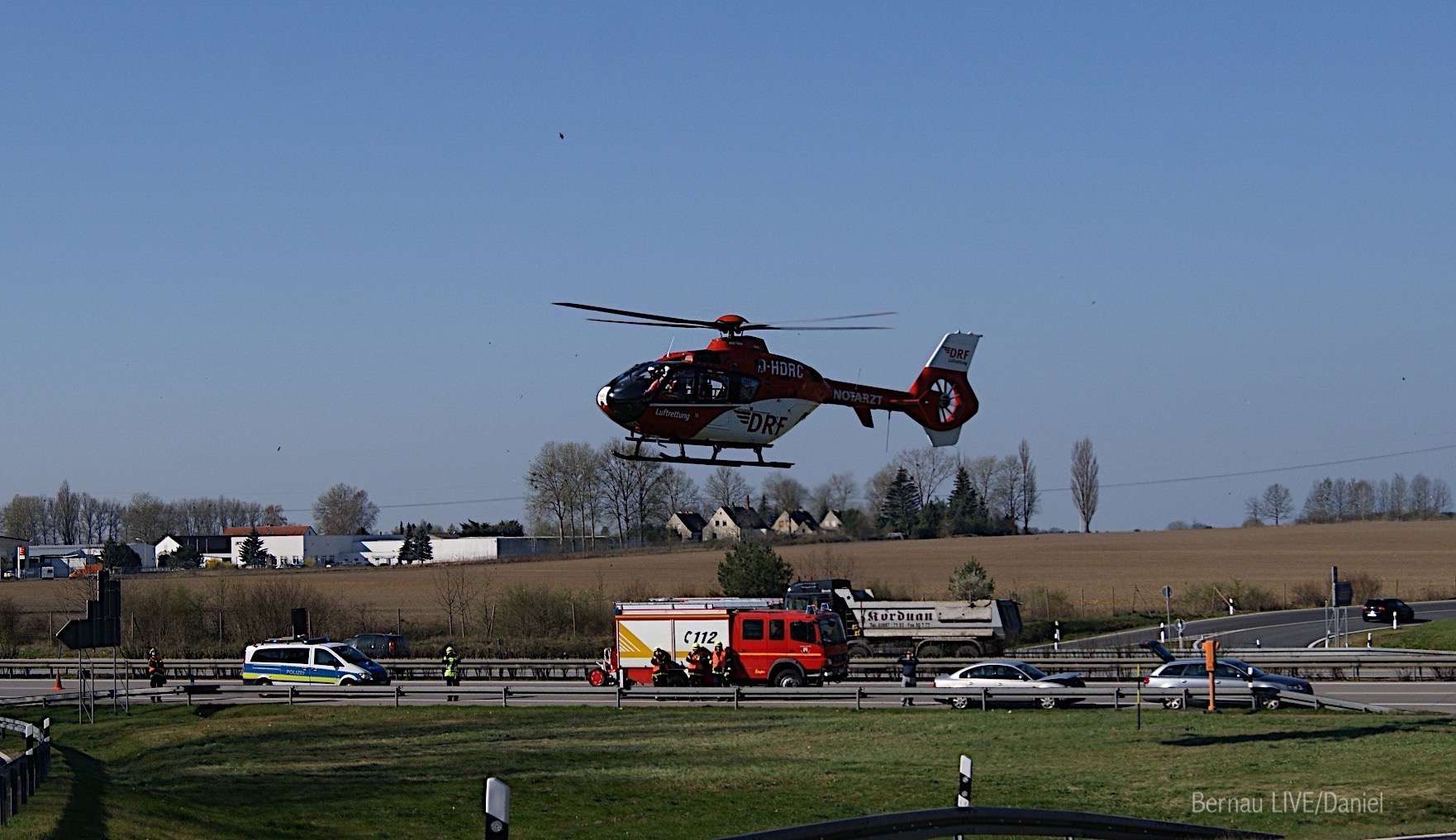 Unfall auf der A11 - Bernau Nord - 2 Kinder leicht verletzt 16 Feuerwehr Bernau - Christoph 64