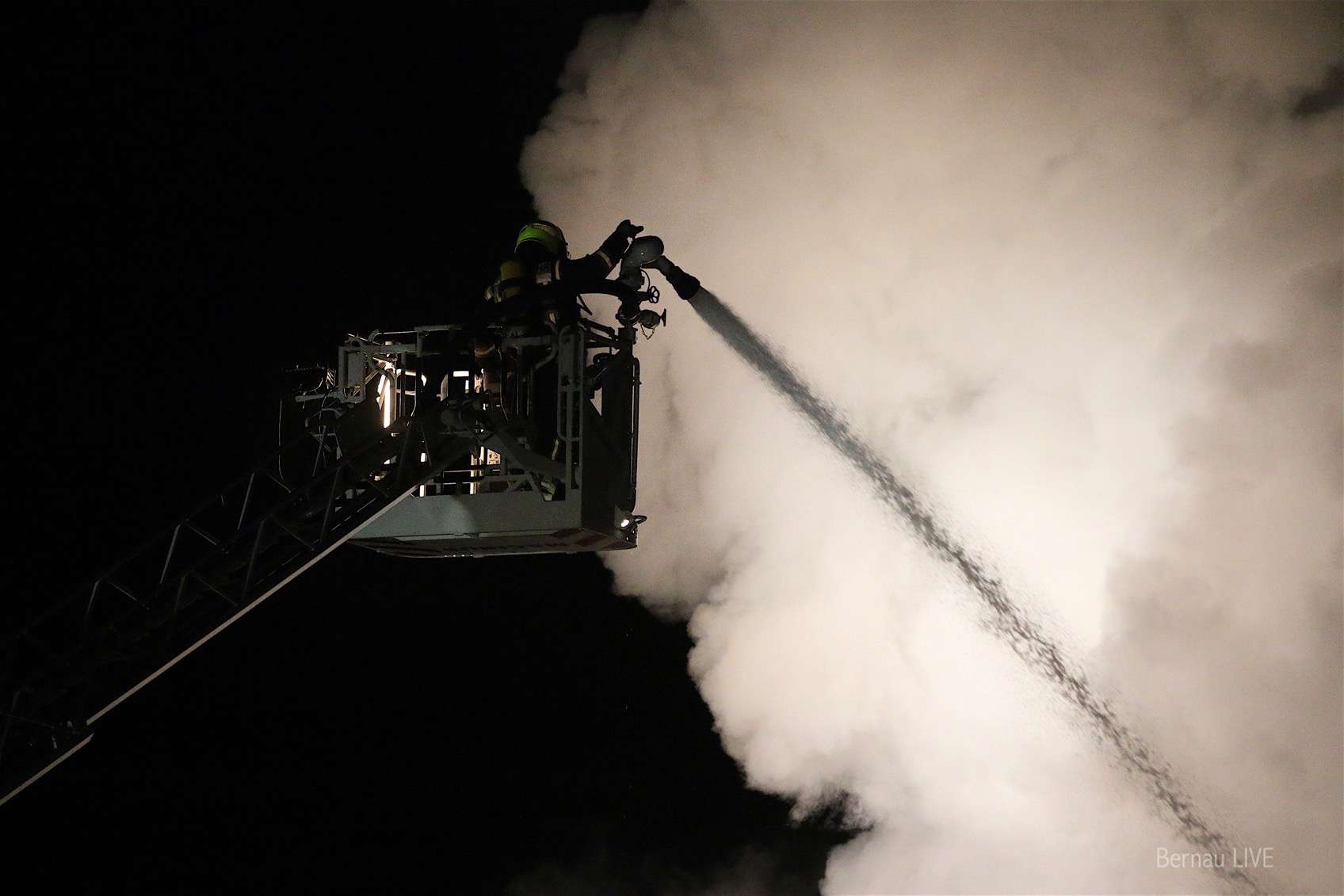 Grossbrand einer Autowerkstatt in Schönerlinde 10 Brand in Schönerlinde