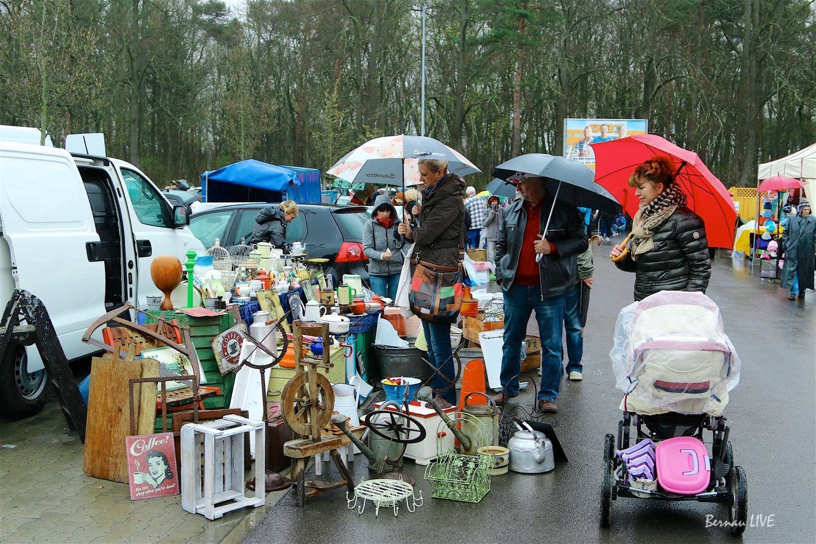 Bernau: Flohmarkt fiel so ziemlich ins Wasser 20 Bernau: Flohmaxx - Flohmarkt