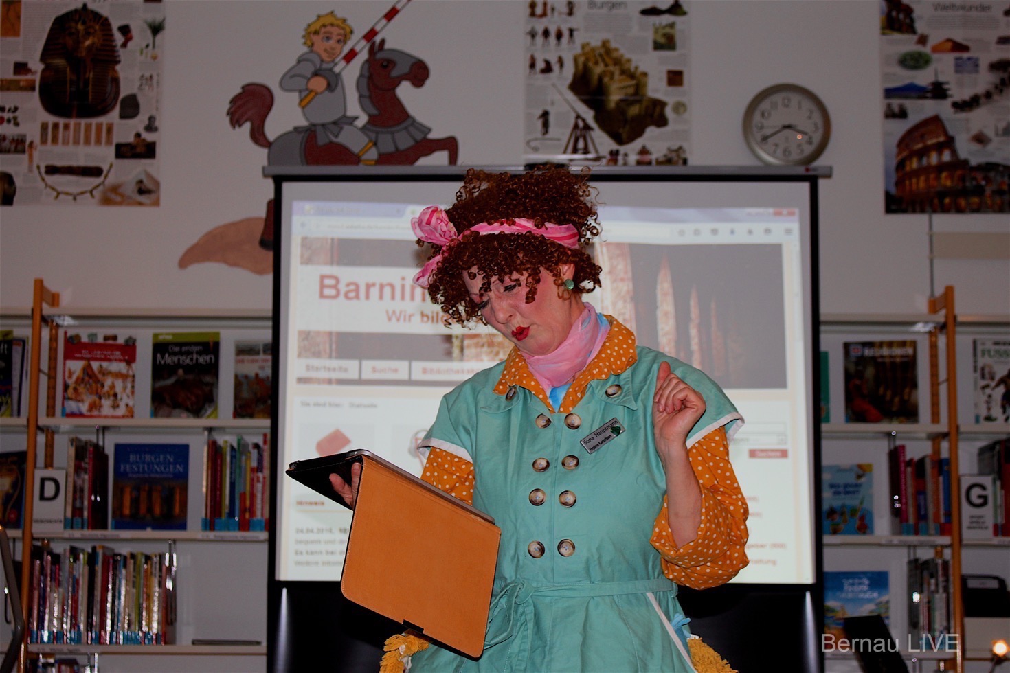 Komödiantin erklärte "Barnim Onleihe" in der Stadtbibliothek Bernau 3 Barnim Onleihe Bernau