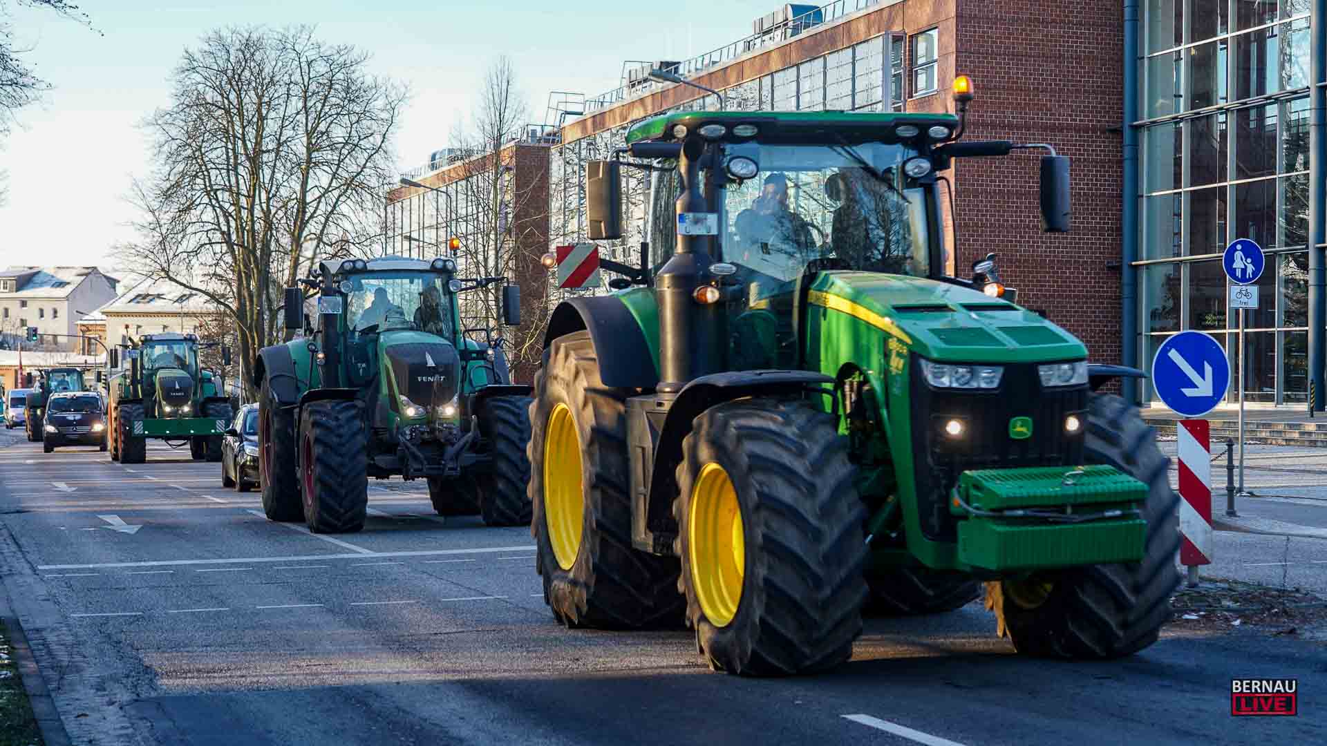Der erste Protesttag neigt sich in und um Bernau dem Ende zu 1 Sachstand: 8. Januar - 10:10 Uhr – Siehe auch hier: https://bernau-live.de/guten-morgen/guten-morgen-aus-bernau-protestaktionen-haben-begonnen