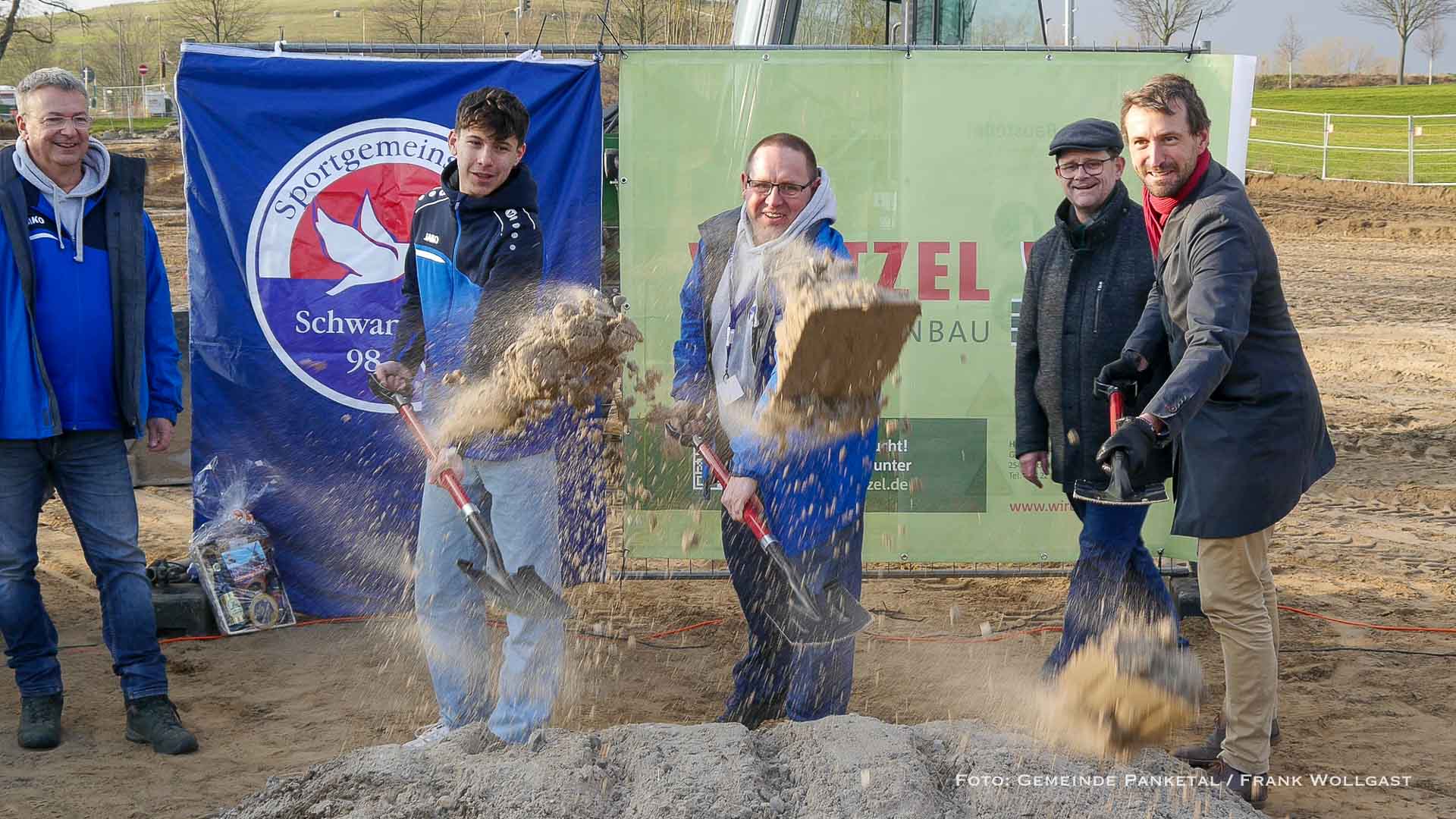 Panketal: Spatenstich für neuen Kunstrasenplatz in Schwanebeck 1 Anstoß für Bauprojekt: Spatenstich für neuen Kunstrasenplatz in Schwanebeck