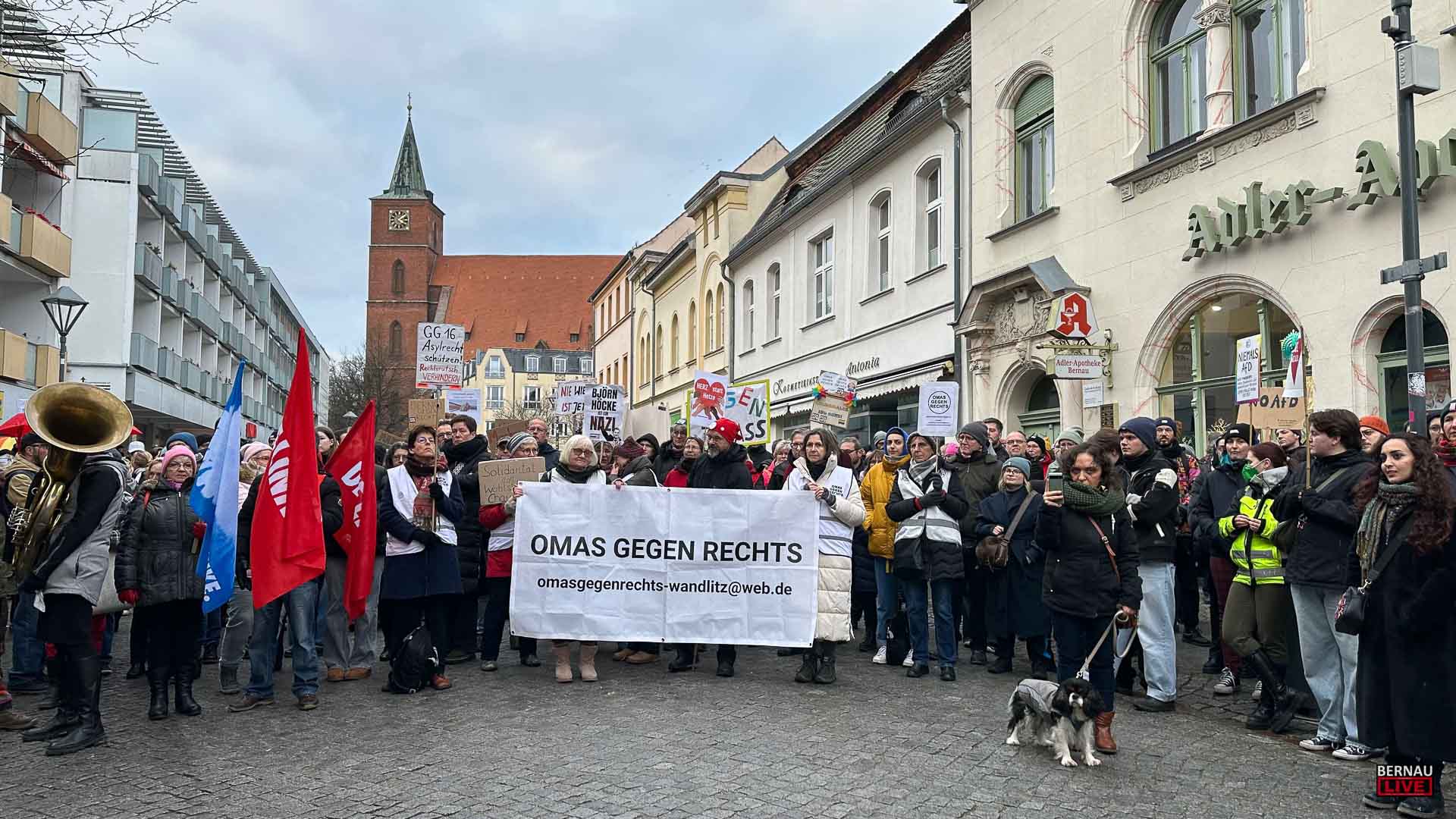 Wahlveranstaltung und Proteste in der Innenstadt von Bernau 1 Wahlveranstaltung und Proteste in der Innenstadt von Bernau