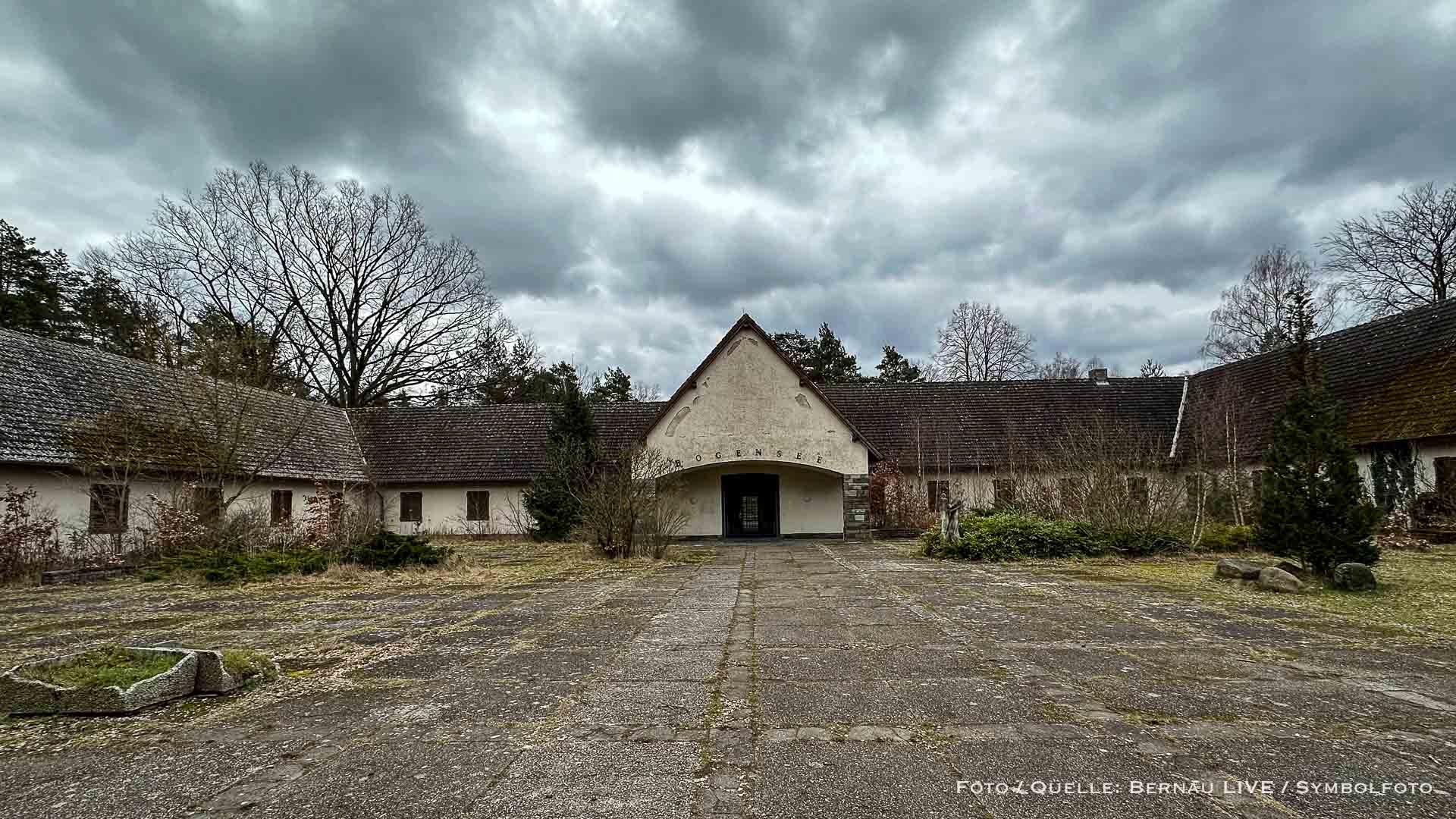 Großbrand auf dem Bogensee-Areal in Wandlitz 21 Wandlitz: Feuerwehr löscht Brand auf dem Bogensee-Gelände