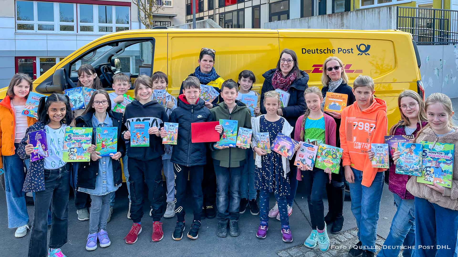 Lesefreude frei Haus! Deutsche Post überrascht Bernauer Grundschüler mit Büchern 1 Lesefreude frei Haus! Deutsche Post überrascht Bernauer Grundschüler mit Büchern